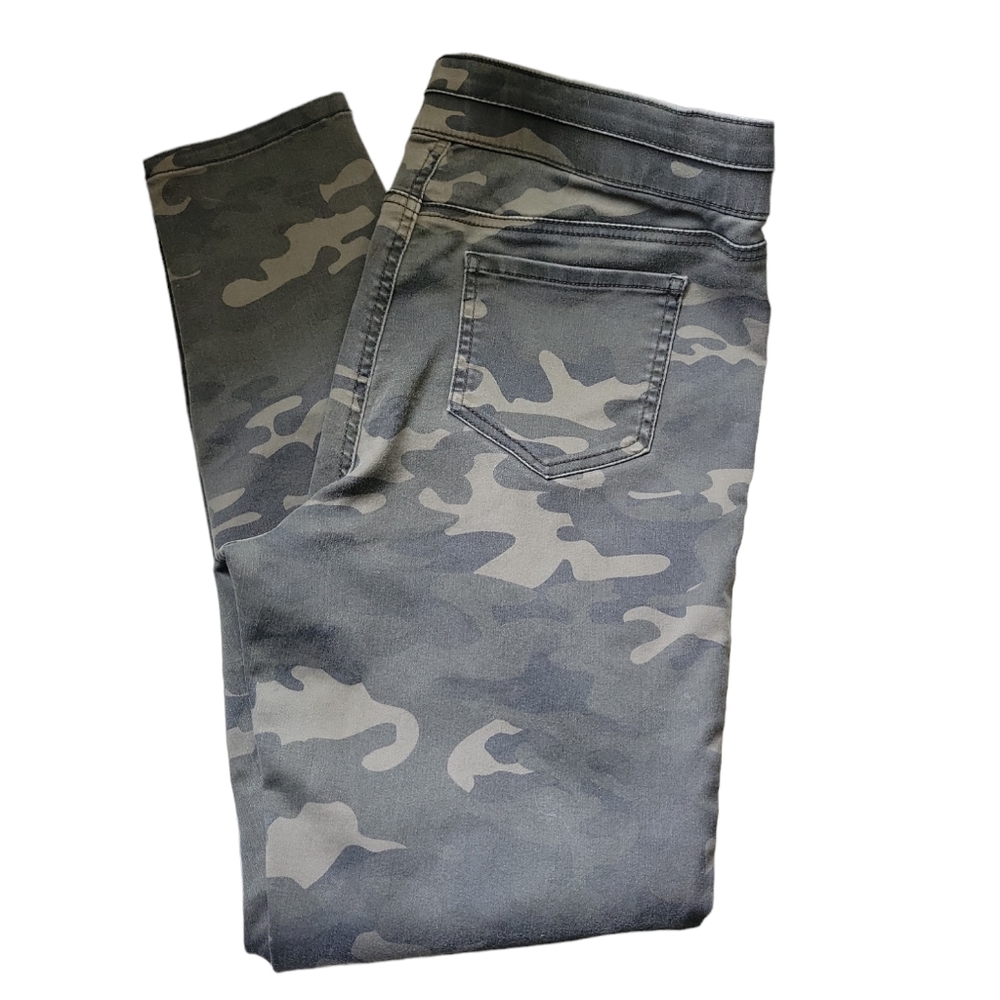 🎉 5 for $25 - Camo jeggings